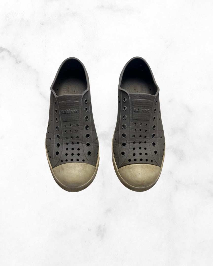 native ♡ 2 ♡ grey & white jefferson shoes youth