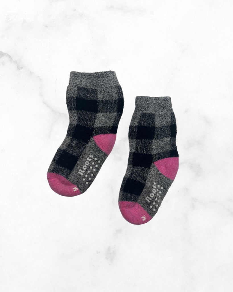 roots ♡ 0-12 mo ♡ buffalo plaid cabin socks