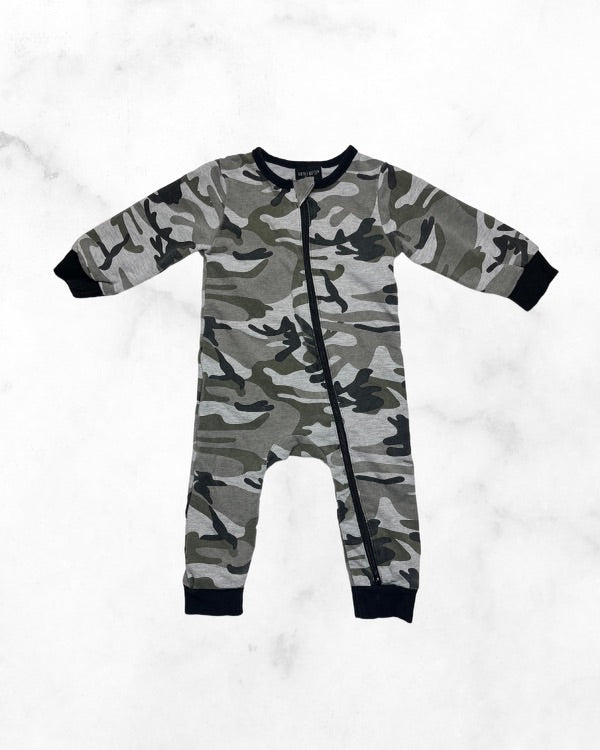 little bipsy ♡ 6-9 mo ♡ camo zip romper