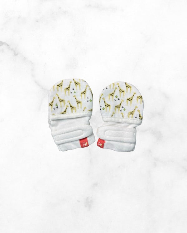 goumikids ♡ 0-3 mo ♡ giraffe stay-on scratch mitts