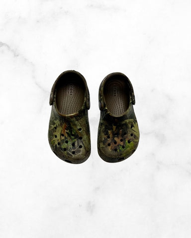 crocks ♡ 8 ♡ classic real tree camo clogs